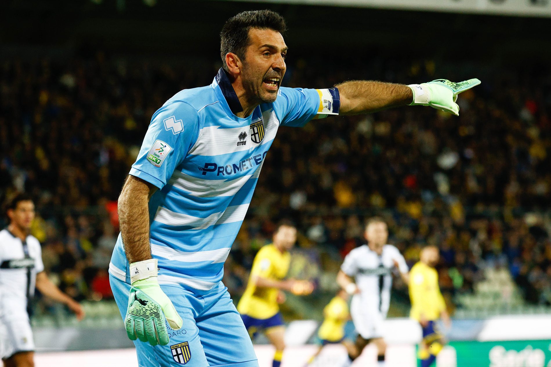 Buffon si ritira dal calcio giocato. Dybala: 