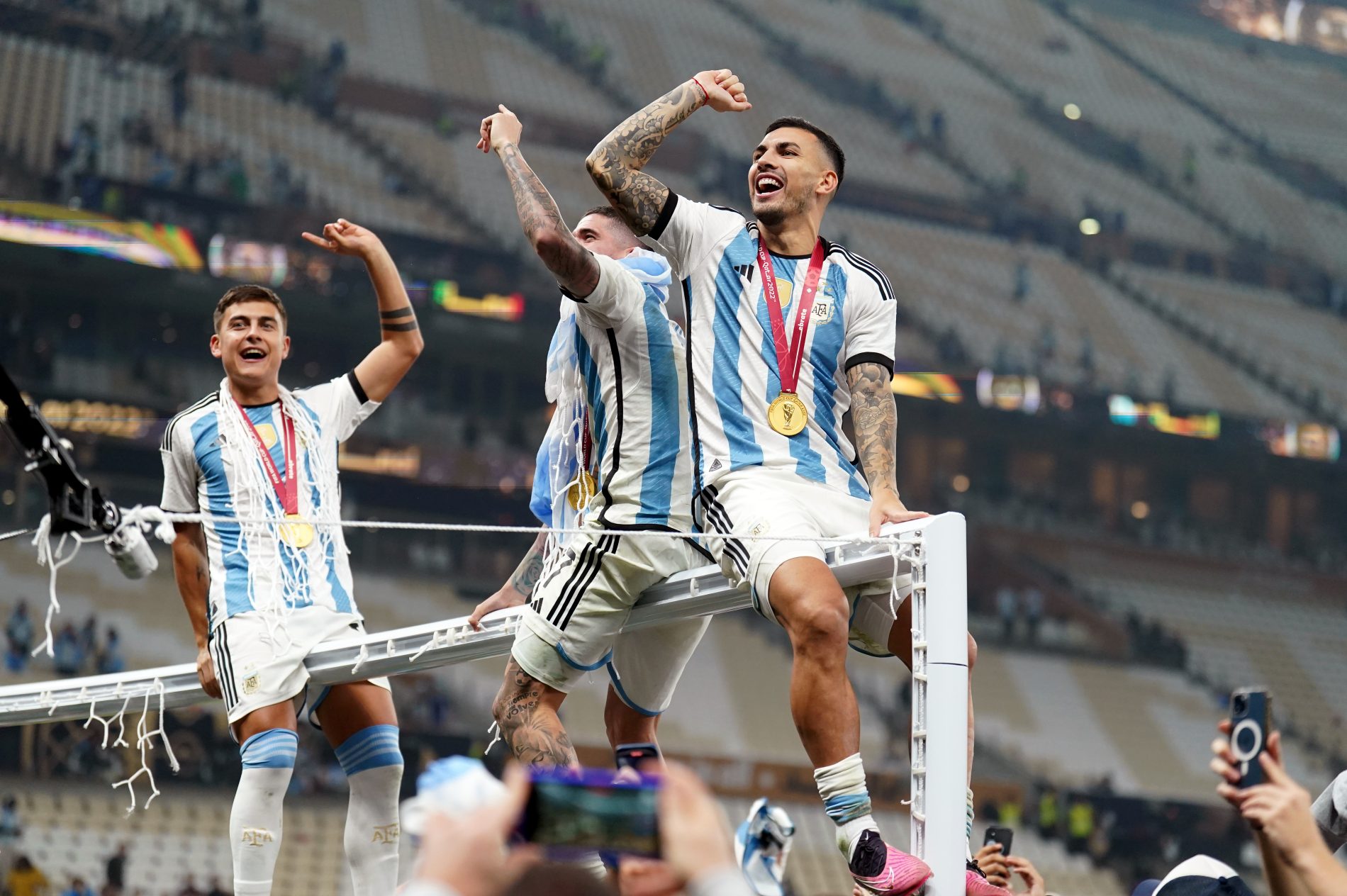 Dybala, Paredes