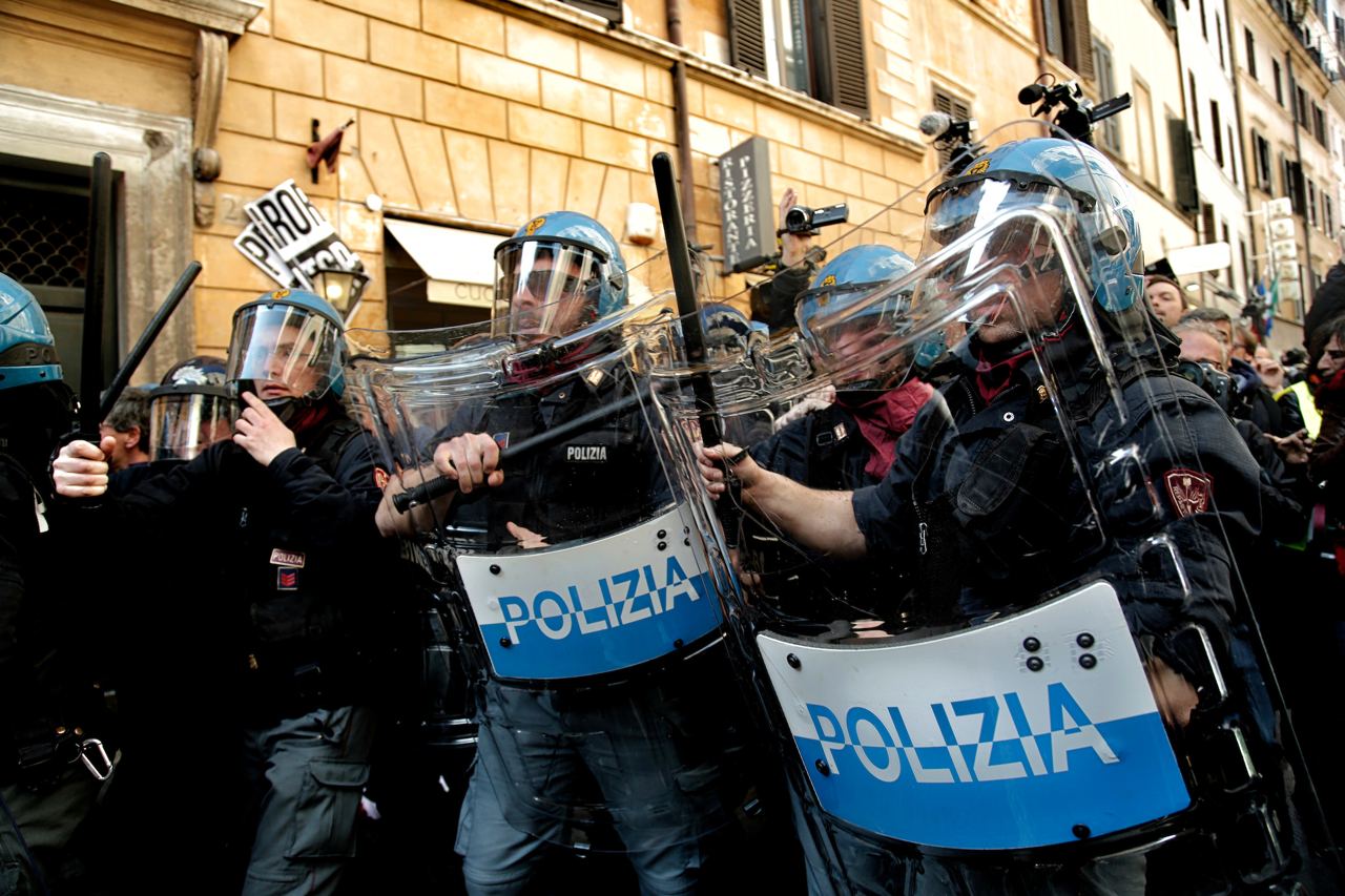 Polizia, derby