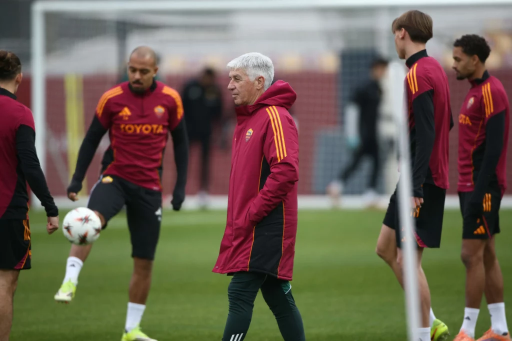 Gasperini durante l'allenamento a Trigoria, Roma