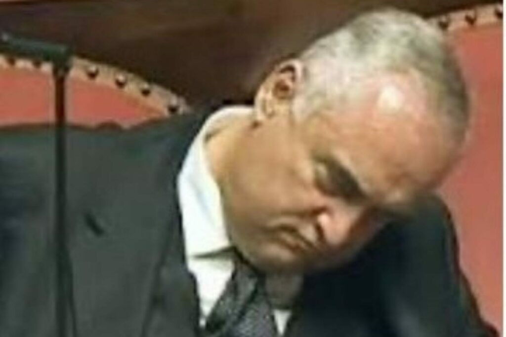Lotito che dorme in Senato