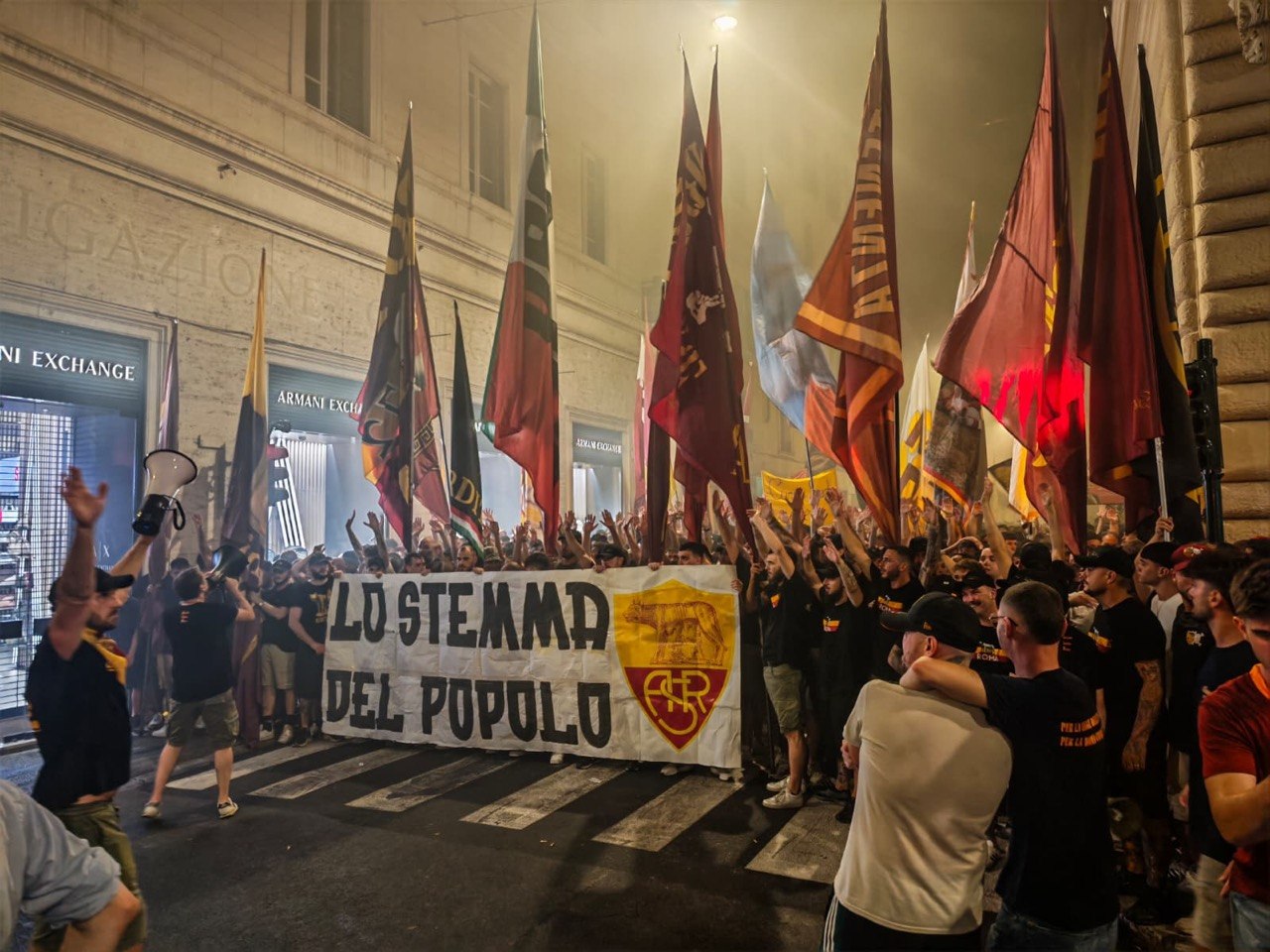 "Lo stemma del popolo": lo striscione dei tifosi alla festa della Roma