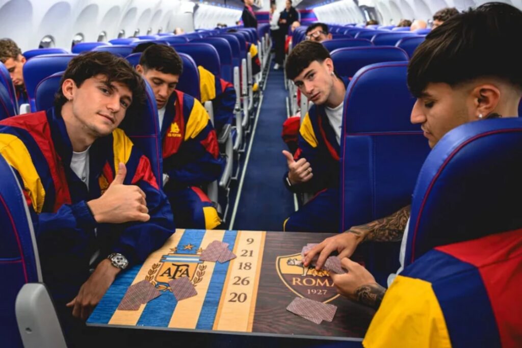 Nahuel Molina, Santiago Castro, Leonardo Balerdi e Matias Soulé in viaggio per Udine. (21 - Paulo Dybala)